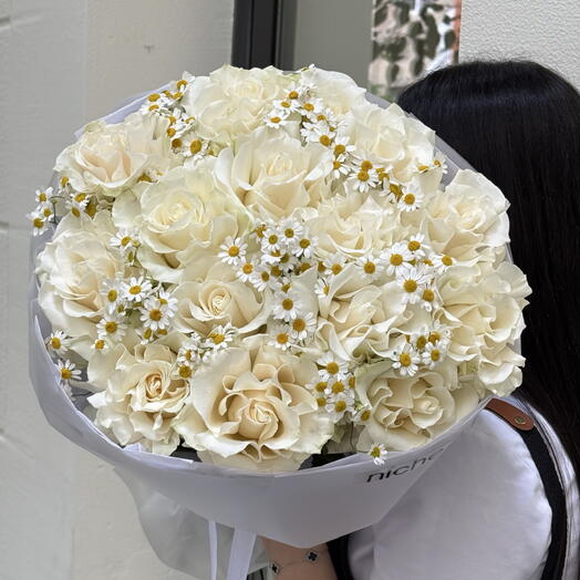 White French roses with daisies