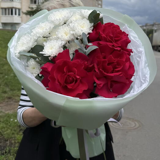 Букет из хризантем и французких роз