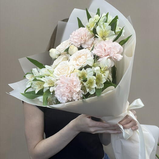 Букет с кустовой розой , диантусами и альстромерией 🌸