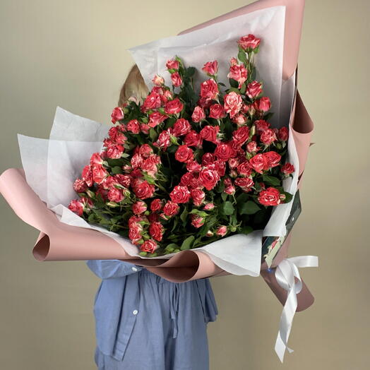 Букет яркий пышный из кустовых роз Фаерворкс