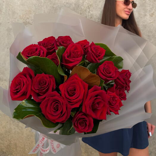 Алые розы с магнолией