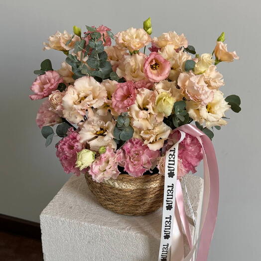 Нежная корзина (кашпо) из розовой эустомы