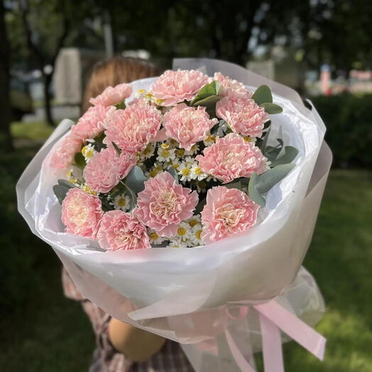 Сборный букет из диантусов ,ромашки и эвкалипта