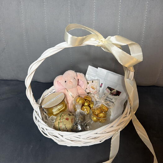 Подарочная корзина с китайским чаем, свечой из кокосового воска и игрушкой