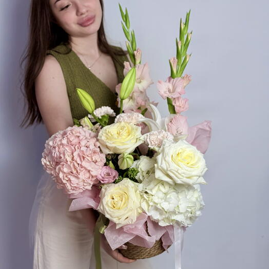 Корзина с розами, гладиолусами, гортензией и лилией