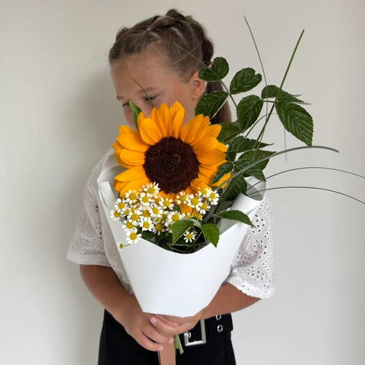 Букет с подсолнухом и матрикарией 🌼