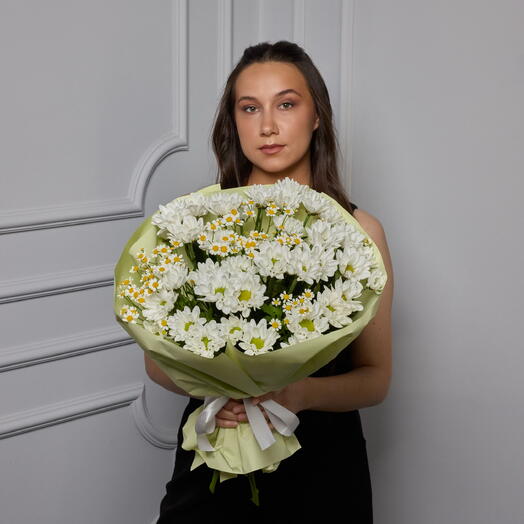 Белые хризантемы и ромашки
