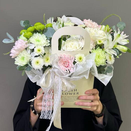 Композиция цветов в сумочке 🌸