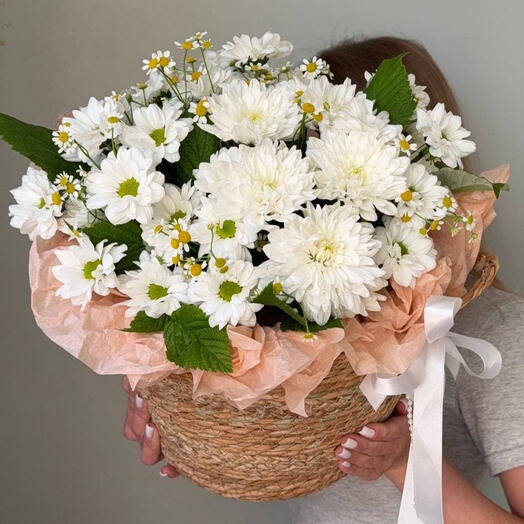 Корзина с ромашками и малиной
