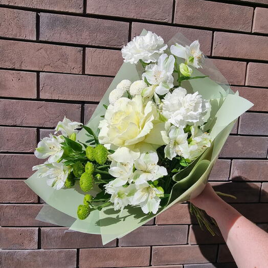 Букет с альстромерией и французской розой
