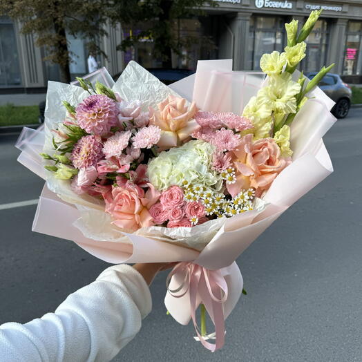 Букет из сезонных цветов