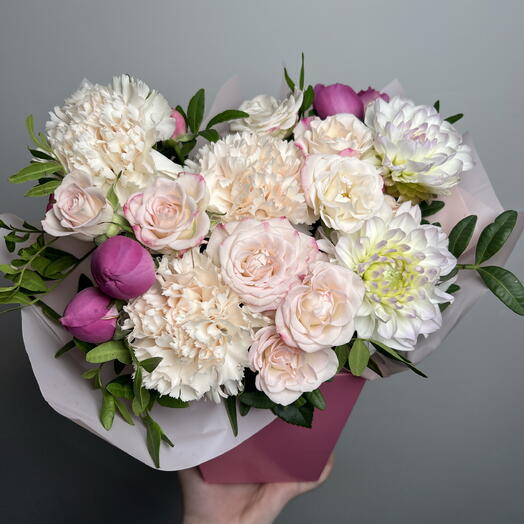 Композиция из георгинов, роз и гвоздик