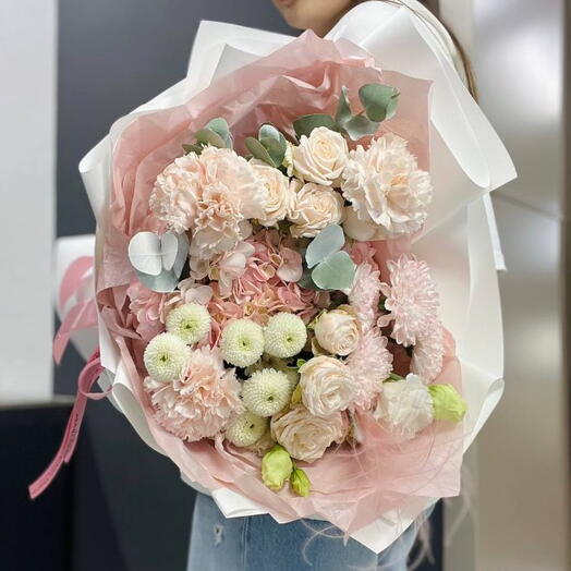 Букет с гортензией, диантусами и кустовой розой в стильном оформлении🌸