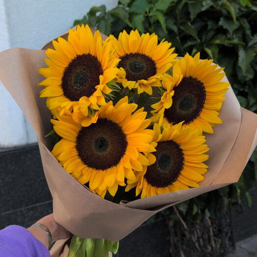Букет в крафте из 5 подсолнухов 🌻