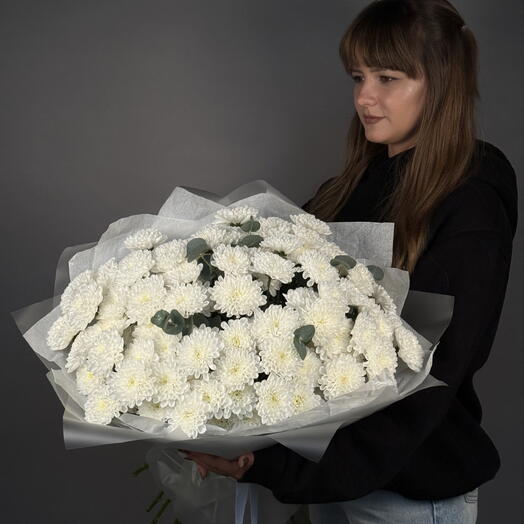 Букет с хризантемами и эвкалиптом, 15 шт, на праздник