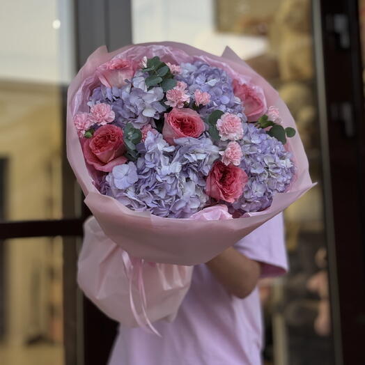 Букет из Гортензий, Пионовидных роз с Кустовой гвоздикой и эвкалиптом
