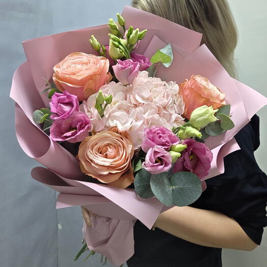 Букет из эвкалипта,  роз, гортензии,  эустомы