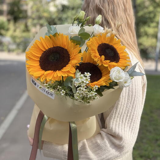 Яркие подсолнухи и ничего лишнего 🎓