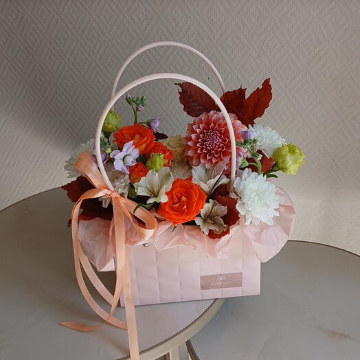Осенняя композиция с георгином,  кустовой розой, альстромерией, кустовой хризантемой маттиолой, лизиантусом и  листьями бука