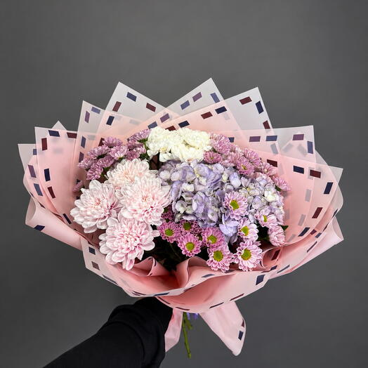 Нежный букет с гортензией и хризантемой «Pink confetti»