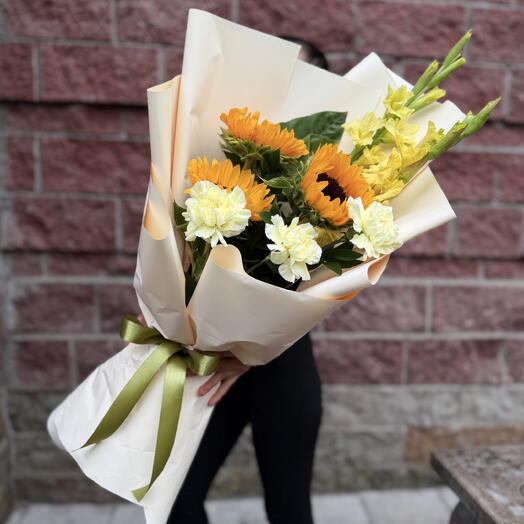 Авторский букет «Послание из солнечного сада» ️💌 из подсолнуха , гладиолуса ,стойких диантусов🌻