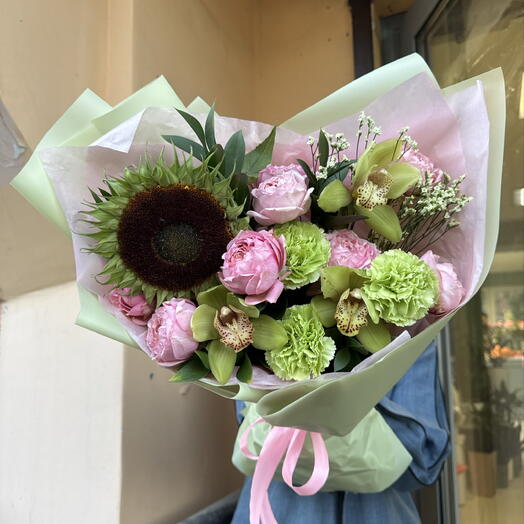 Нежный букет🌸"тёплый взгляд" в составе декоративный подсолнух🌻, диантусы, роза JULIET, CYMBIDIUM, лимониум и  рускус🌿