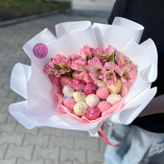 Букет из клубники в шоколаде и свежих цветов 🌸