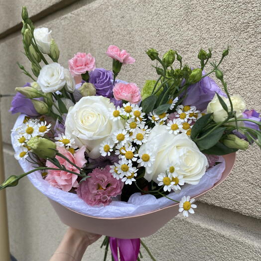 Дофаминовый букет из 7 лизиантусов , 2 роз Мондиаль , 2 гвоздик , альстромерии и матрикалии (ромашки)