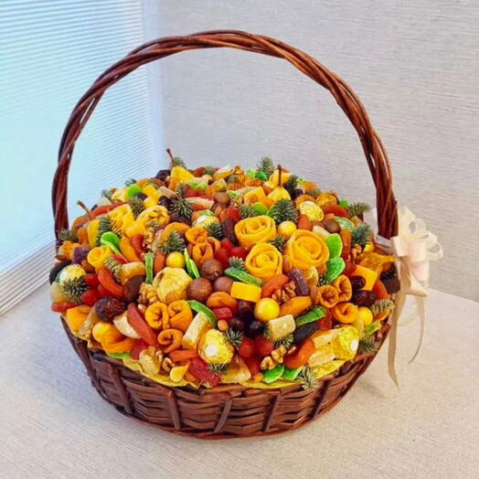 Корзина с сухофруктами и орешками 1