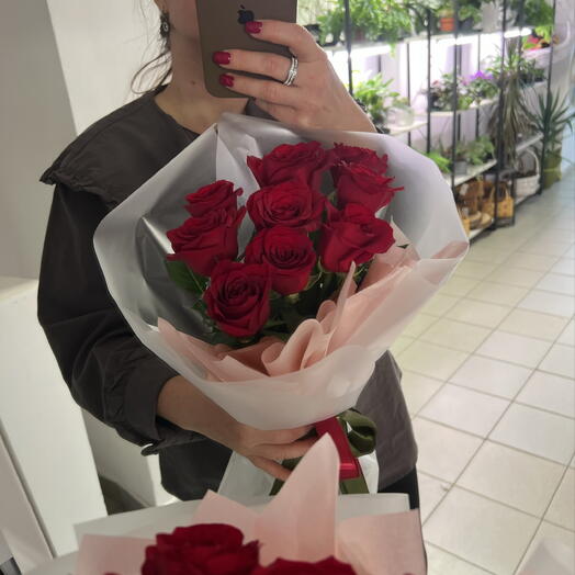 Букет алых роз 9 шт