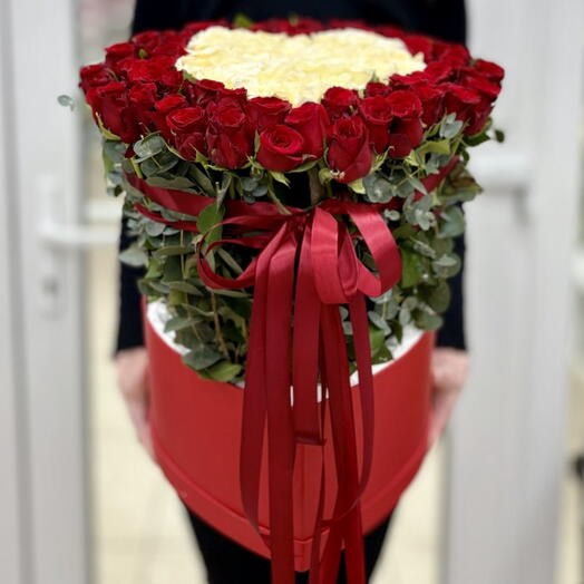 Сердце из красных и белых роз в коробке