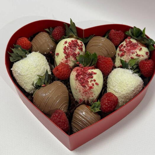 Клубника в шоколаде с малиной love