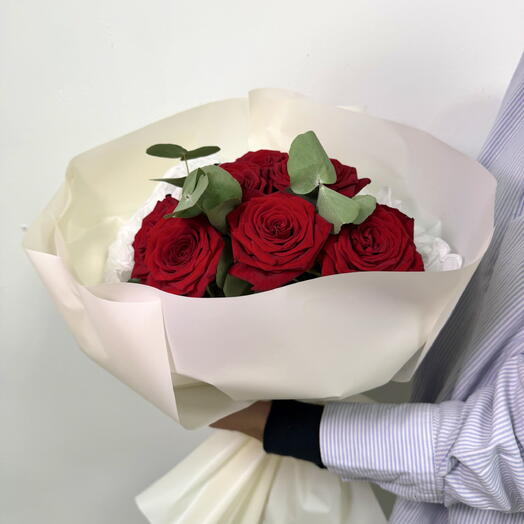 🌹 Ароматный букет из красных роз и эвкалипта