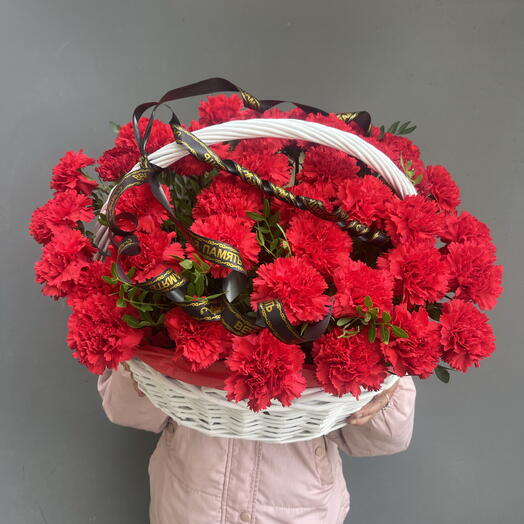 Корзина из гвоздик
