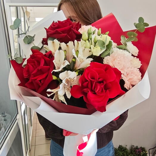 Букет с французскими розами,альстромериями, эустомой, хризантемой и диантусами от Цветочной студии Сантини