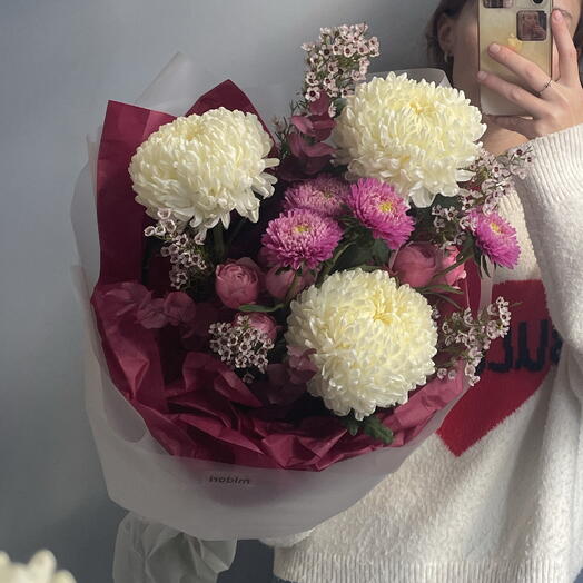 Букет с хризантемами, астрами и ваксфлауэром