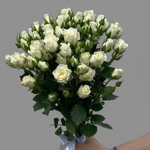 Букет из 15 кустовых роз белых