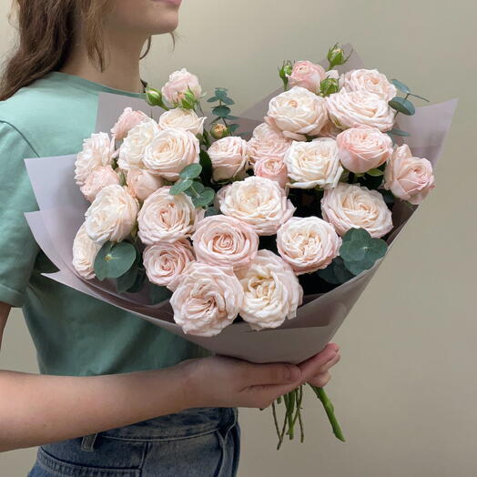 Букет из 7 кустовых пионовидных роз