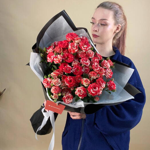Букет из ярких кустовых роз Фаерворкс в черной упаковке