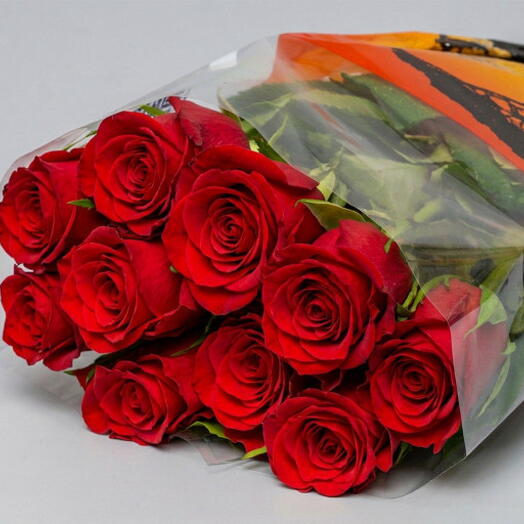 Пачка из 10 красных роз (Кения) 35-40 см