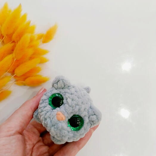 Игрушка мягкая брелок котик серый вязаный