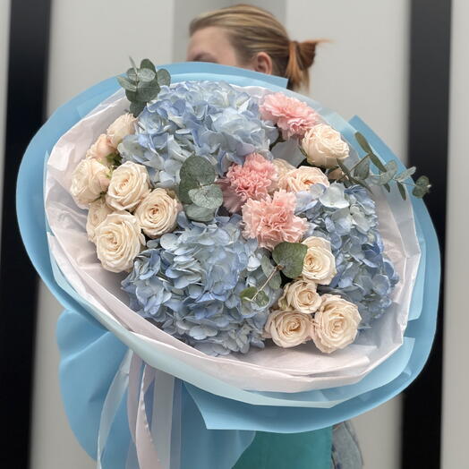 Большой букет с гортензиями и пионовидными розами🩵🌸