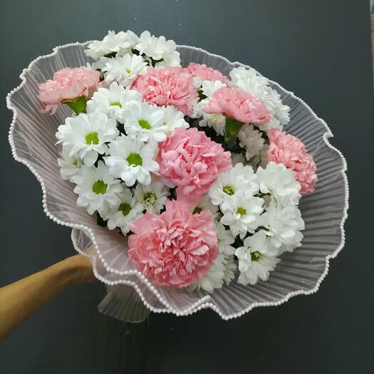 Букет с ромашками и диантусами