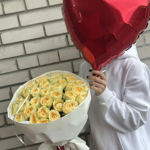 Букет из пионовидной розы и шар-сердце