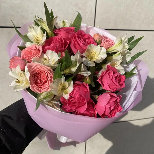Кустовые розы и альстромерии💐
