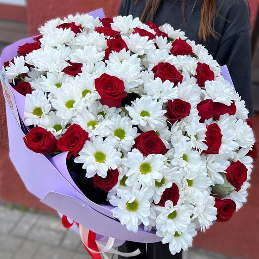 Букет из 31 красной розы и 14 кустовой хризантемы