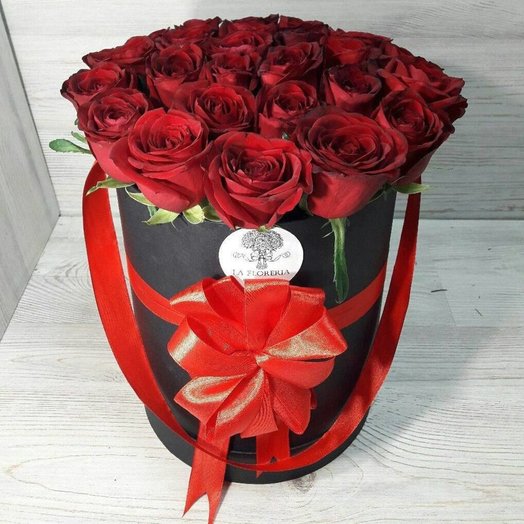 25 rosas rojas en шляпной caja