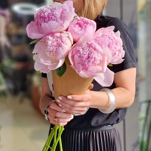 Букет из 5 розовых, ароматных пионов в крафте🌸