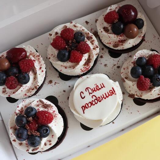 6 cupcakes with berries
