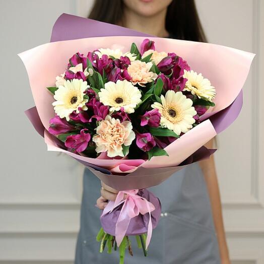 Ramo con gerbera, alstroemeria y Dianthus